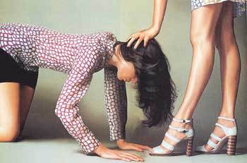 루이뷔통의 샌들 광고