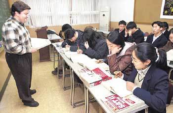 한 학원에서 외국인 강사가 SAT 강의를 하고 있다