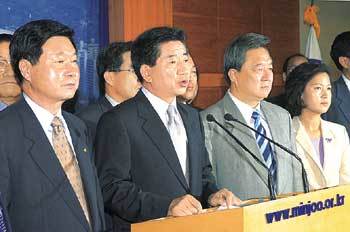 기자회견을 갖고 있는 노무현 후보. - 박경모기자