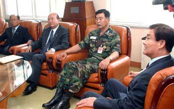 해군 2함대사령부를 방문한 한나라당 서해교전조사특별위원회 위원들 - 서영수기자