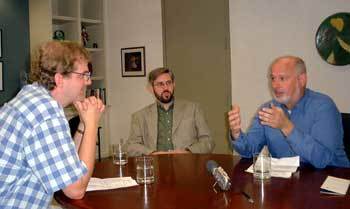 피터 벡 연구실장(왼쪽)의 사회로 고든 플레이크 소장(가운데), 조엘 위트 연구원이 의견을 나누고 있다. - 워싱턴=한기흥특파원