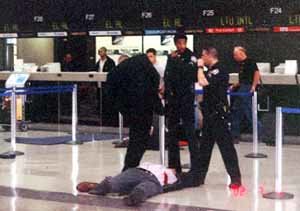 쓰러진 범인 - 로스앤젤레스AP연합