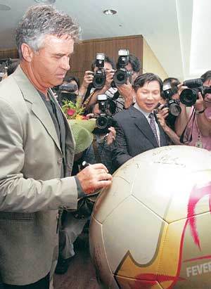 거스 히딩크 감독이 7일 출국에 앞서 인천공항 출국장에 마련된 대형 피버노바 축구공에 사인을 하고 있다. [인천공항연합]