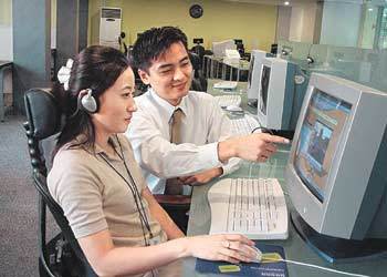 사이버KAIST에 다니고 있는 직장인들이 서울 삼성동 온라인 캠퍼스에서 인터넷을 통해 사이버학습을 하고 있다. [사진제공 사이버KAIST]