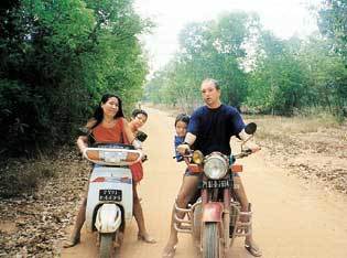 이현숙씨와 남편 이봉이 각각 스쿠터에 두 아들인 싯달타와 크리쉬나를 태우고 학교로 바래다 주는 길. 이곳의 주요 교통수단은 스쿠터다.