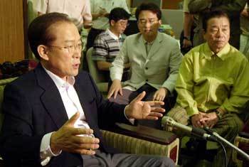 이회창 후보가 취재기자들과 간담회를 갖고 있다. - 김창혁기자