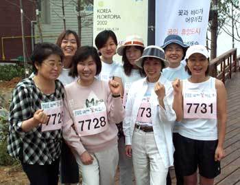 지난 4월 ’제1회 안면도전국구간마라톤대회 겸 마스터스대회’에 참가한 송우혜 홍은경 한정희 조민희 전경린 송혜근 윤명제 은희경씨(왼쪽부터). [동아일보 자료사진]