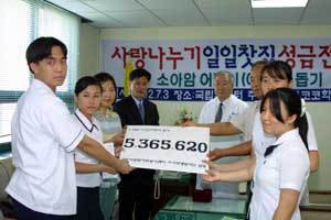 ‘코코 학생봉사단’ 소속 학생들이 증서를 전달하고 있다. - 사진제공 국립암센터