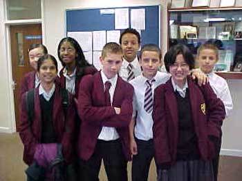 로열러셀스쿨 반 친구들과 함께 한 최인정양 (앞줄 오른쪽)