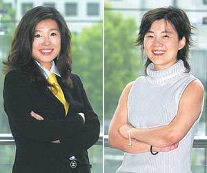 17일 서울 강남구 삼성동 코엑스 광장에서 ‘잃어버린 대륙’을 공연할 웹젠 이수영사장(오른쪽)과 이르커뮤니케이션 김지영 사장.