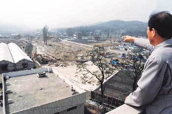 한 주민이 개발 대상 지역을 가리키고 있다. - 동아일보 자료사진
