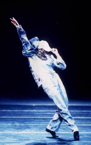 무용복 대신 청바지 차림에 파격적인 안무를 선보이는 서울 발레시어터의 ‘현존’. [사진제공 서울발레시어터]