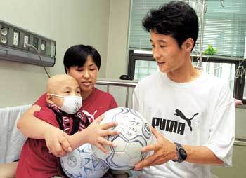 이승호군을 찾은 이을용 선수(오른쪽) - 천안=안철민기자