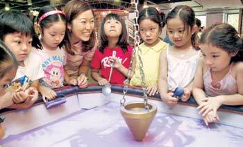 서울 삼성어린이박물관을 찾은 어린이들이 추의 원리를 실험하고 있다. [사진=박영대기자]