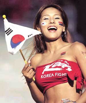 한국-독일전에서 응원하고 있는 '미스 월드컵'