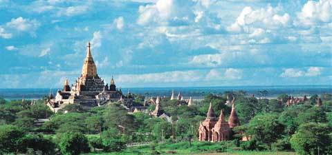 미얀마 중부 바간의 끝없는 탑들의 숲바간 평원 한가운데 쉐산도 탑에서 내려다본 모습이다