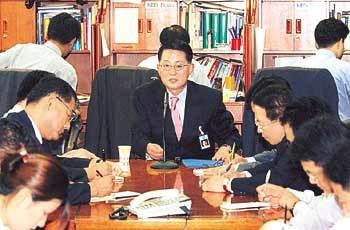 취재기자들과 일문일답을 나누는 박지원 대통령비서실장(가운데) - 김창혁기자