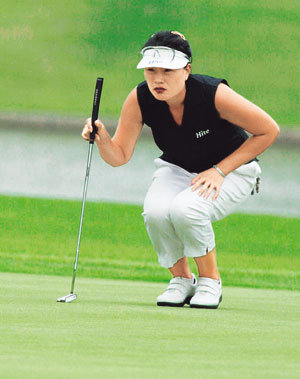 박소영이 신중하게 퍼팅라인을 살피고 있다.