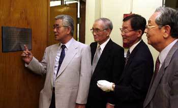 대광초교 도서실 개조 현판식에 참석한 오타 미노루(왼쪽)