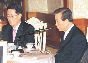 김대중 대통령(오른쪽)과 박지원 비서실장 - 청와대사진기자단