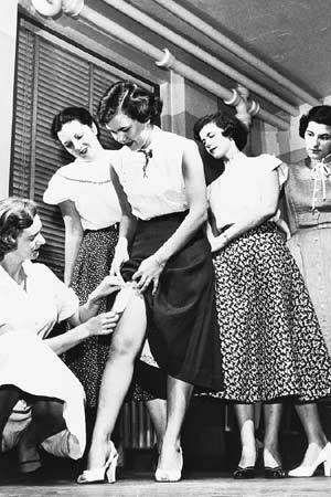 첫 나일론 스타킹을 신고 있는 여성들 /사진제공 듀폰코리아