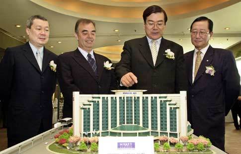 조양호 대한항공 회장(오른쪽에서 두 번째)이 인천공항단지 안에 건설하고 있는 대한항공의 특급호텔 경영을 하얏트인터내셔널에 맡기기로 하는 서명식을 16일 서울 그랜트하얏트호텔에서 가진 뒤 이 회사 번드 코링겔 사장(오른쪽에서 세 번째)과 함께 건축모형을 살펴보고 있다. /박영대기자 sannae@donga.com