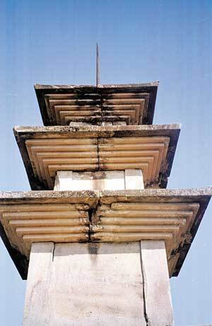 사진 맨 아래쪽 3층 옥개석의 받침돌 일부가 부서져 V자 모양으로 홈이 파였다.사진제공 한겨레신문