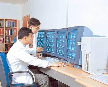 순천향대 의대 방사선과 의료진이 ‘메디페이스 팩스’를 통해 디지털로 저장된 의료영상을 판독하고 있다. /사진제공 메디페이스