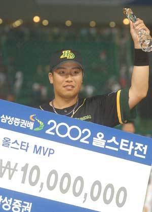 현대 박재홍이 상금 1000만원과 함께 받은 최우수선수 트로피를 번쩍 들고 관중의 환호에 답하고 있다.[연합]