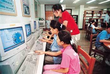 학교도서관에서 전자책 사용법을 배우고 있는 어린이들[동아일보자료사진]