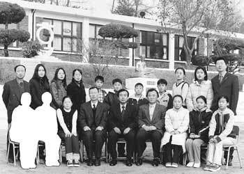 신효순 심미선양(실루엣)이 작년 2월 선생님들과 함께 찍은 초등학교 졸업기념사진