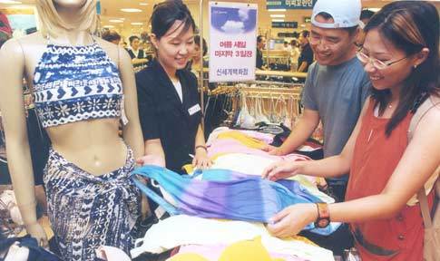 백화점들의 여름세일이 끝나가고 있다. 각 백화점은 이번 주말 막판 행사들을 집중하면서 판촉에 힘을 쏟고 있다. /사진제공 신세계 이마트