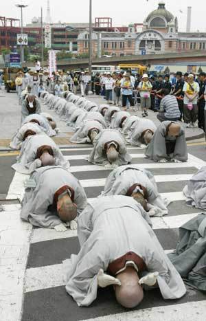 스님들 '북한산 살리기' 3步1拜 [사진=변영욱기자]