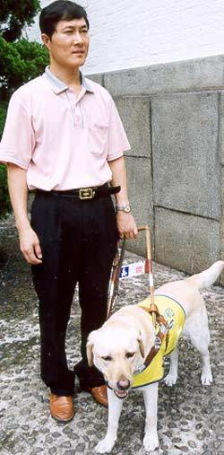 국도1호선 도보대장정에 나서는 송경태씨와 안내견. /김광오기자 kokim@donga.com