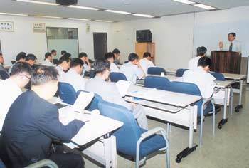 현대건설 직원들이 사내 인재개발센터에 마련된 강의실에서 MBA(경영학석사) 과정을 수강하고 있다. /사진제공 현대건설