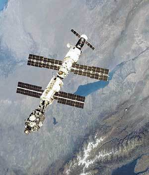 러시아 바이칼호 위를 날고 있는 국제우주정거장. /사진제공 NASA