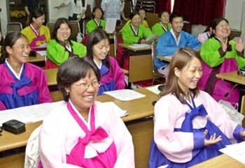 '제11차 하기 모국연수 수료식'에 참석한 해외입양아 출신들 - 권주훈기자