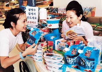 할인점 홈플러스에서 열리고 있는 ‘팥빙수용품 모음전’ 매장에서 고객이 초콜릿 시럽, 젤리, 찹쌀떡, 빙수기 등을 고르고 있다. /사진제공 삼성테스코