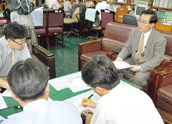 김홍재 통일부 공보관이 25일 기자들에게 북한의 서해교전 유감표명 배경 등에 대해 설명하고 있다. - 원대연기자