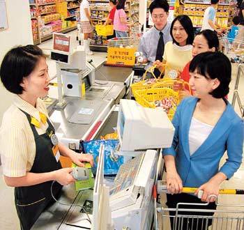 할인점들이 매장의 ‘얼굴’인 계산원을 업그레이드하기 위한 다양한 방안을 도입하고 있다. 한 이마트 매장에서 계산원이 상품들을 계산하고 있다. /사진제공 신세계 이마트