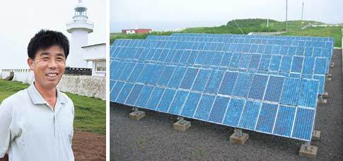 마라도의 맥가이버로 통하는 김장민 마라도향로표지관리소장(왼쪽). 김소장이 관리하는 등대는 1년중 9달은 태양전지(오른쪽)와 풍력발전기만으로 가동한다. /마라도〓신동호 동아사이언스기자 dongho@donga.com