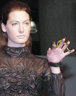 반지처럼 생긴 가속도 센서는 손가락 동작을 포착하는 입력장치 역할을 한다.