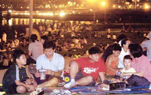 밤에도 30도를 넘는 열대야가 계속된 28일 밤 서울 원효대교 부근 한강 둔치에서 시민들이 돋자리를 깔고 음식을 먹으며 더위를 식히고 있다. 박영대기자