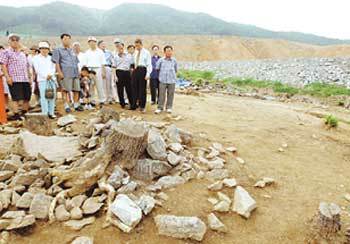 30일 경기 용인시 수지읍 죽전1동 주민들이 인근 대지산에서 훼손현장을 둘러보고 있다. - 변영욱기자