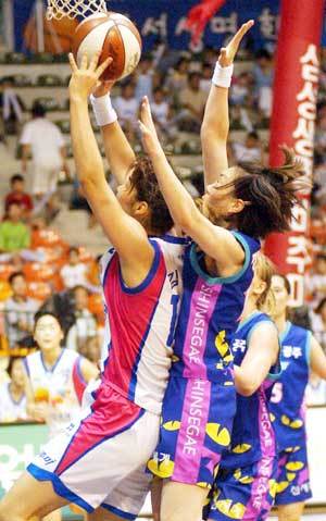 '따로 또 같이'. 31일 오후 수원실내체육관에서 열린 여자 프로농구 신세계와 삼성생명의 경기에서 삼성생명 김계령(왼쪽)의 공격을 신세계 정선민이 밀착 마크하고 있다.[연합]