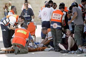 이스라엘 구호요원들이 히브리대학에서 일어난 폭탄테러 부상자들을 응급처치하고 있다. 예루살렘AP연합