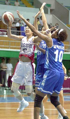 1일 인천실내체육관에서 열린 여자프로농구 경기에서 우리은행 알렉산드라가 금호생명 이은영의 레이업슛을 막고 있다.[연합]