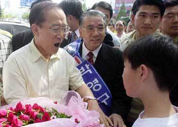 한나라당 이회창 대통령후보가 한 어린이로부터 꽃다발을 받고 환하게 웃고 있다. - 박경모기자