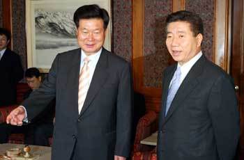 민주당 노무현 대통령후보(오른쪽)와 한화갑 대표 - 김동주기자