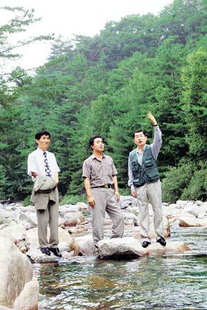 설악산국립공원내 장수대 부근에서 좌담회를 가진 뒤 산림 전문가들이 뛰어난 자연경관을 둘러보고 있다. 왼쪽부터 서울대 윤여창 교수, 김범일 산림청장, 문국현 생명의 숲 가꾸기 국민운동 공동운영위원장 [설악산국립공원〓변영욱기자 cut@donga.com]